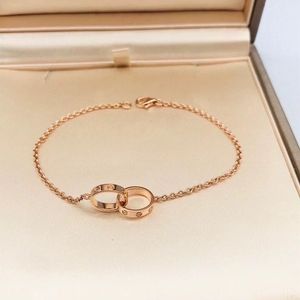 2024 Bracelets de charme en acier de haute édition Love for Women Girls Ladies Gift Designer Jewelry Classic Design Double Loop CrossedQ2