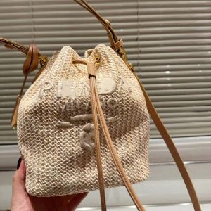 2024 sac de godet de sac de sac de concepteur haut de gamme Lance de loisirs Sac de loisirs en matériau tissé de paille peut être transporté à travers le corps