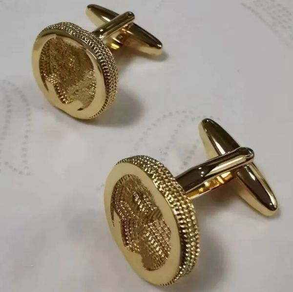 2024 Bijoux haut de gamme Boutons de manchette Boutons de manchette de luxe pour charme Hommes Classique Marque Lettres Boutons de manchette Homme Chemise Cravate Accessoires Bijoux de mariage