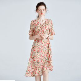 2024 High-end Mulberry Silk Dress zomer Nieuwe Slim Fashion Slim Franse Ruffled Silk Floral A-Line Rok V-Neck Small Taille Taille Designer-jurken voor vrouwen bloemenjurk