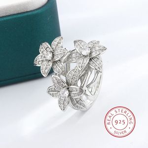 2024 Fleur de fleur en forme de poire Haute Zircon 925 Anneau de tampon pour femmes fleur de mode diamant grand anneau cadeau d'anniversaire 240407