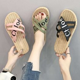 2024 Hoogwaardige comfortabele slippers Simple Hollow Summer Beach Sandalen Fashion Cross Flat Casual Home Shoes Bata