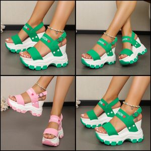 2024 Pantoufles de créateurs de haute qualité Sandales d'été pour femmes Plate-forme Sandale Sliders Chaussures GAI Prix bas