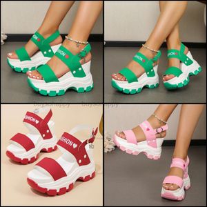 2024 Hoogwaardige Designer Slippers Dames Summer Sandals Platform Sandaalplatform Sliders Schoenen 35-43 GAI