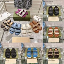 2024 Hoogwaardige modeontwerper Sandalen Casual platte hak canvas Gedrukte comfortabele sandalen Leer Klassieke metalen dubbele G gesp. Sandalen voor vrouwen