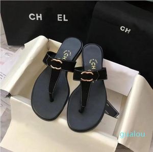 2024 Luxury Luxury Fashion Casual Flat Platpers Classic 2c Letter Metal Leather Femmes Tongs à tongs