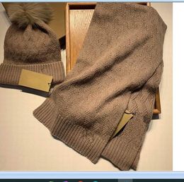 2024 haute qualité hiver chaud mode doux chapeaux et écharpes gants ensembles avec boule de cheveux motif de losange tricot coton femmes hommes disponibles taille libre de la même taille