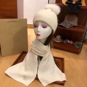 2024 chapeaux doux et écharpes chaudes de haute qualité Hiver Winter avec motif de serre-serre de cheveux tricot de coton gratuit de la même taille