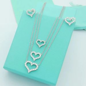 2024 Designer de bijoux à la maison Lady Titanium Steel Coupte Full Diamond Heart Pendant Collier Boucles d'oreilles