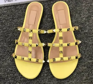 2024 Hot Designer Sandalen Luxe Echt Leer Klassieke Gouden Slippers Voor Vrouwen Klinknagels Sandalen Platte Grain Leather Decoratief Element Slippers strand Schoenen