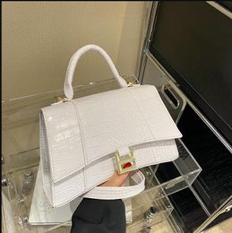 2024 Hot Lady Shoping Sacs Fashion Hands Sacs Femme Tapés Bodage Cross Corps Half Moon Luxury Geat Le cuir classique Classic Retro Purse portefeuille Handle Square A5