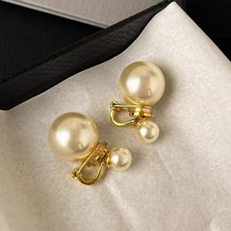 2024 Hot Luxury Pearl Brand Charm Boucles d'oreilles pour femmes Big Ball Double Side Designer 18k Clip plaqué d'or sur des nombres Boucle d'oreille Anneaux de manchette