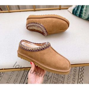 2024 Hot Man Femmes Tasman Slipper Boots Snow Boots SheepShin en peluche fourrure Keep Warm Boots With Card Dustbag Soft Conforty Casual Slippers Beautiful Cadeaux