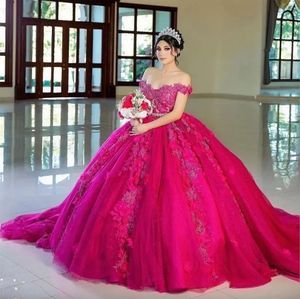 2024 Hotroze quinceanera -jurken Lace Appliques Crystal kralen uit schouder Korte mouwen Handgemaakte bloemen Fuchsia Gepofte baljurk TULLE Guestjurk