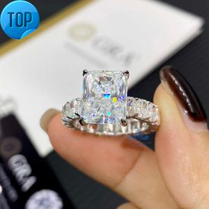 2024 Vendre à chaud 925 Silver Full Diamond Ring Band 5CT 9x11mm Radiant Emerald Moisanite Diamond Rings avec design de luxe