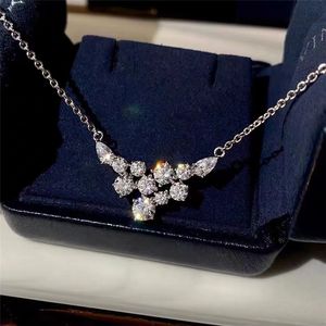 2024 INS Élégant Sweet mignon Pendre à eau Bijoux de luxe 925 argent sterling rond coupé blanc Moissanite Diamond Party Femmes Collier de clavicule de mariage Collier Collier