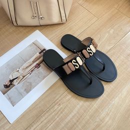 2024 Marque italienne Mo Schino Sandal Tongs Designer Chaussure Talon plat Pantoufle String Femme Mode Noir Blanc Sliders Piscine Voyage Slide Mule Été Extérieur Nager San