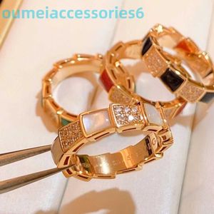 2024 Sieraden Ontwerper Merk Band Ringen Bone Dames 18k Gold Plating Witte Fritillaria Rode Jade Merg Snake Ring Licht nieuwe Kleurbehoud