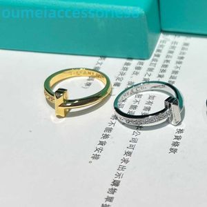 Anillos de banda de marca de diseñador de joyería 2024, moda coreana con incrustaciones para mujeres de grado minoritario, anillo de pareja de estilo Simple y frío