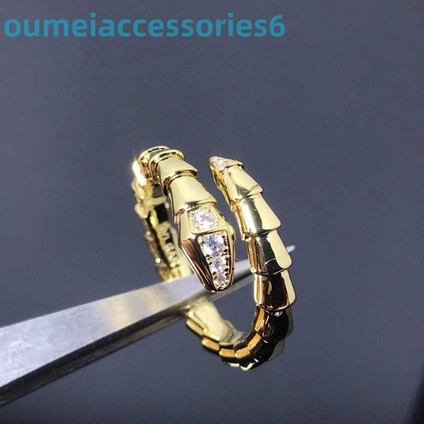 2024 Anillos de banda de marca de diseñador de joyería Anillo de cola de hueso de serpiente de espíritu estrecho de precisión chapado con estilo dorado Chica simple y clara