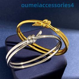 2024 Bracelets de marque de créateurs de bijoux Nouveau noeud pour femmes avec surface lisse double couche et bracelet torsadé minimaliste Ins Cross par Yang Mi
