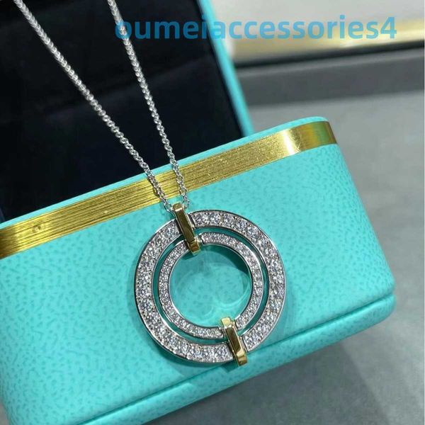 2024 Joyería Diseñador Marca Collares Cruz Full Diamond V Gold Hollow Big Round Cake Set con diamantes Colgante Cadena de clavícula para la venta directa