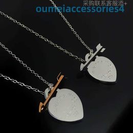 2024 Bijoux Designer Marque Pendentif Colliers Même Double Une Flèche Coeur Piercing Lettre Sceau En Acier Tous Les Styles Complets