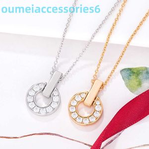 2024 Bijoux Designer Marque Pendentif Colliers Rond Yuanbao Cuivre Coin Collier Femmes Mode Simple Creux V-Or Serrure Chaîne D'os pour Femmes