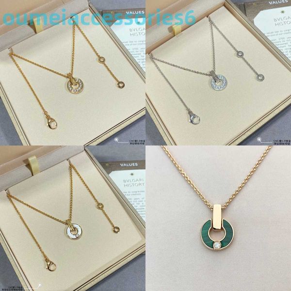 2024 Diseñador de joyería Marca Collares pendientes Seiko V Chapado en oro rosa de 18 k Fritillaria blanca Piedra de pavo real verde Moneda redonda Destino Cobre Collar de dinero Mujer