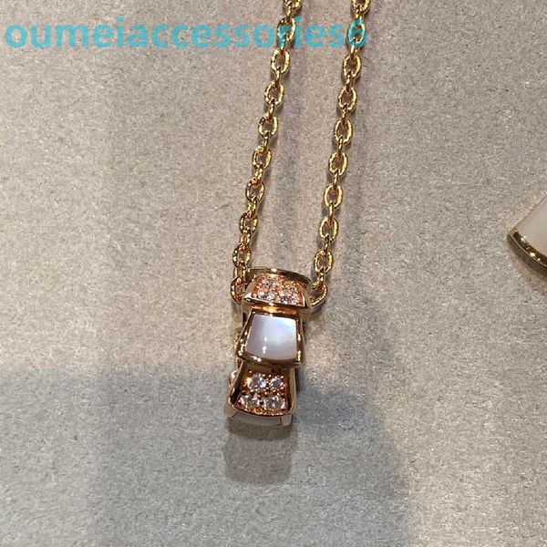 2024 Diseñador de joyas Marca Strands Collar de hueso de serpiente de plata esterlina 925 chapado con oro rosa de 18 quilates Colgante de Fritillaria blanca CNC