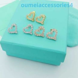 2024 Bijoux Designer Marque Stud Mosang Diamond Love Boucles d'oreilles pleines de diamants avec des lettres Mode Tempérament élégant Cadeau en forme de coeur