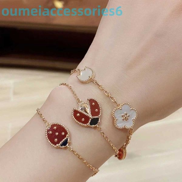 2024 Diseñador de joyas Marca Vanl Cleefl Arpelsbracelet Siete estrellas Mariquita Cinco flores Luz femenina Natural Blanco Fritillaria Ágata roja Transmisión en vivo