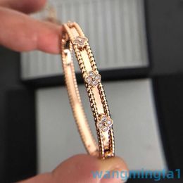 2024 Marque de créateurs de bijoux Vanl Cleefl Arpelscnc Kaléidoscope avec trèfle à quatre feuilles planche étroite bracelet plein ciel étoile v plaque d'or comme cadeau pour petite amie