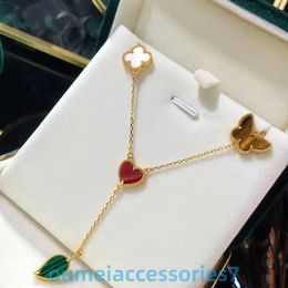 2024 Brand de créateur de bijoux Vanl Cleefl Arpelsnecklaces Chaohua Collier 925 Sterling Silver Plated 18K Gold Clover Butterfly Leaf Pending Pendant Collar