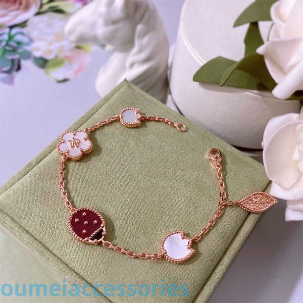 2024 Diseñador de joyas Vanl Cleefl Arpelsbracelet Charm Mariquita Trébol de cuatro hojas Escarabajo 18k Oro rosa Fritillaria natural Pulsera de flor de la suerte