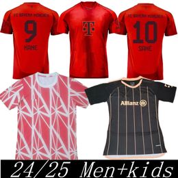 2024 Jerseys de fútbol Kane Musiala de Ligt 23 24 25 Jugadores Kits infantiles Sane Hernandez Bayerns Munich Gnabry Oktoberfest Muller Davies Kimmich Football Shirt Kit para niños Kit