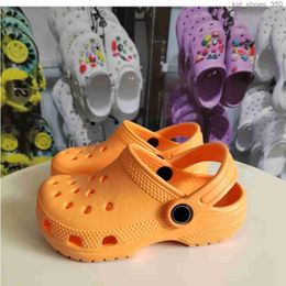 2024 Niños Flip Flip Slippers Diseñador de diseñadores Hittlers Croc Sandals Slipper Slipper Bid Girls Beach Behin Baby Casual Summer Jóven