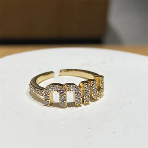 2024 Letra coreana M Anillo ajustable de circón de cristal para mujeres Anillos de pareja de color dorado