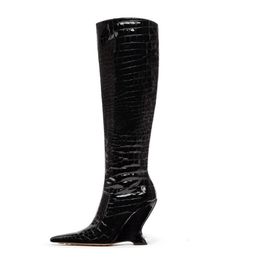 2024 Lady en cuir brevet Martin Boots Special Shaped Chunky High Heels Knight Femmes Genètes Hauts Hauts Pillage Pild