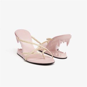 2024 Lady Leather Patent Sandals Special-vormige dikke tanden Hoge hakken Dames Draai Peep Toes Round Open Teen Slipper trouwschoenen smalle band slip op Siz 34-43 Weef