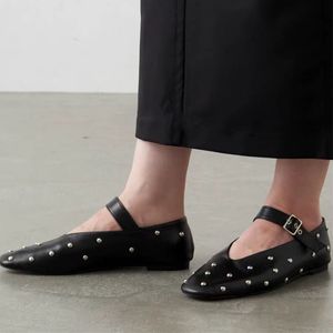 2024 Lady Sheepskin Suede en cuir sexy dames talons plats sandales chaussures pillage des orteils ronds coeurs rivets boucle de boucle d'été chaussures