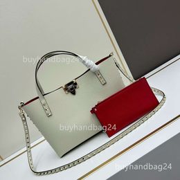 2024 Grote nieuwe crossbody Valentinos vrouw rock stud vlogoo capaciteit handtassen damesontwerper klinknagel bakken handheld schoudertassen lederen tas trendy le3m