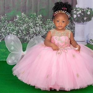 2024 Robe de communion rose clair Robes de fille de fleur Jewel Robes de bal à plusieurs niveaux Robe d'anniversaire de la reine Appliqued Lace Bow perlé au dos pour petite fille noire africaine NF138