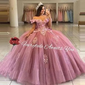 2024 Robes de Quinceanera rose clair avec des appliques florales 3D en tulle sur l'épaule plis perlés doux 15 16 robe de bal d'anniversaire sur mesure