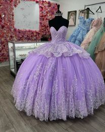 2024 Lilas Quinceanera Robes Chérie Argent Dentelle Appliques Broderie Perles De Cristal Tulle Peplum Robe De Bal Robe D'invité Soirée Robes De Bal Corset Retour