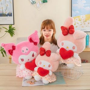 2024 Jolis jouets en peluche Kuromi tenant un cœur en peluche, oreiller en peluche, cadeaux en gros pour la Saint-Valentin, vacances, anniversaire