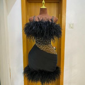 2024 Luxe zwarte cocktailjurken voor vrouwen avondkleding verjaardagjurken illusie veer spaghetti riemen kralen parelshuls jurk voor Afrikaans zwart meisje c138
