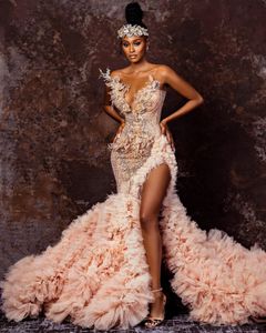 2024 Robes de soirée arabes de luxe portent pour les femmes bijou cou sirène blush rose dentelle appliques cristal perlé formelle robe de bal robes de soirée côté fendu volants à plusieurs niveaux