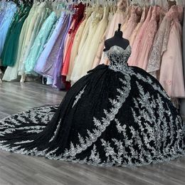 2024 Luxury Black Quinceanera Robes Robe de bal sur l'épaule argent paillettes Appliques en dentelle Crystal perle Sweet 16 Robe de promotion de bal de fête