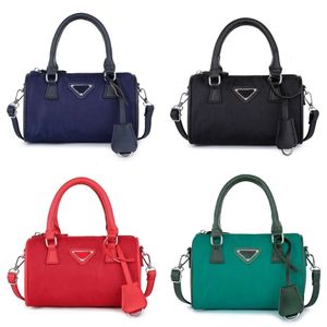 2024 Luxe Bowlingtassen Designer Handtas p Familie Ronde Ton Nylon Dames Tote Bag Crossbody Strooisellepel Schouder Nieuw Netwerk Rood Casual Hopo Emmer